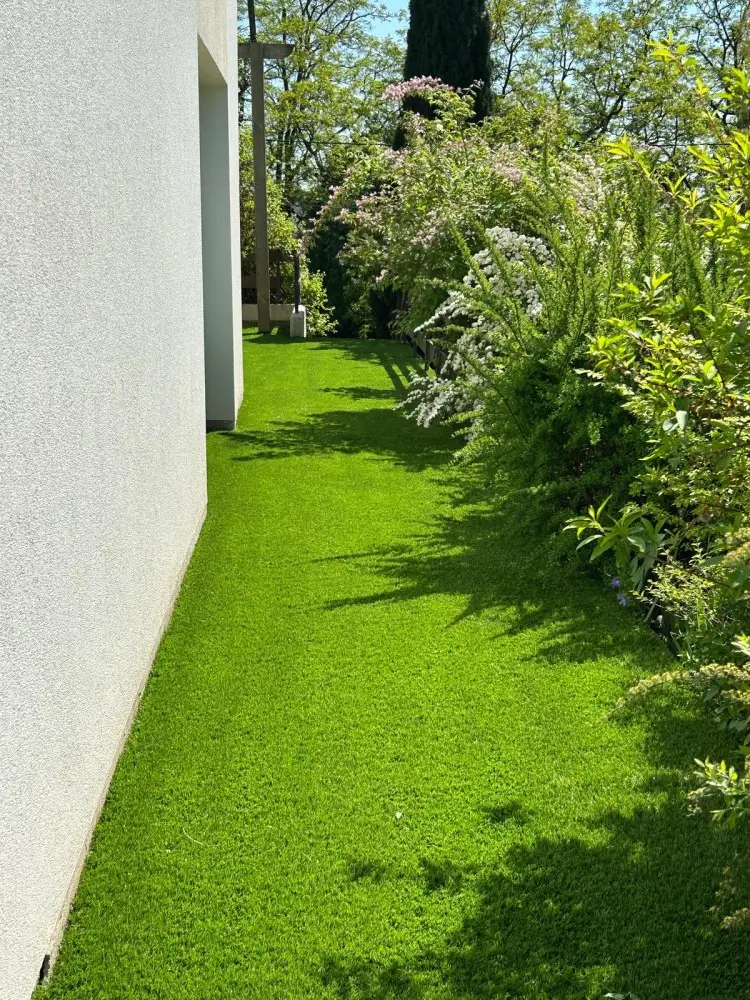 Réalisez vos travaux extérieurs comme la pose de gazon synthétique à Etain avec RCM 55